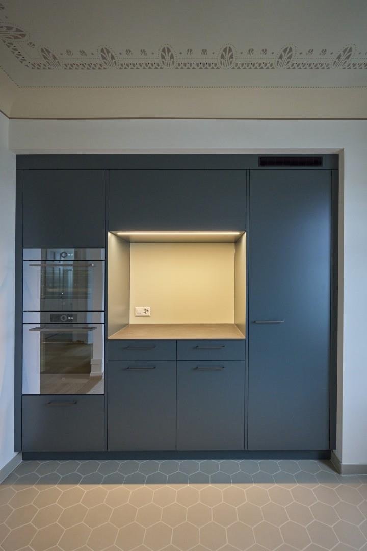 Moderne Einbaumöbel in Nischenwand