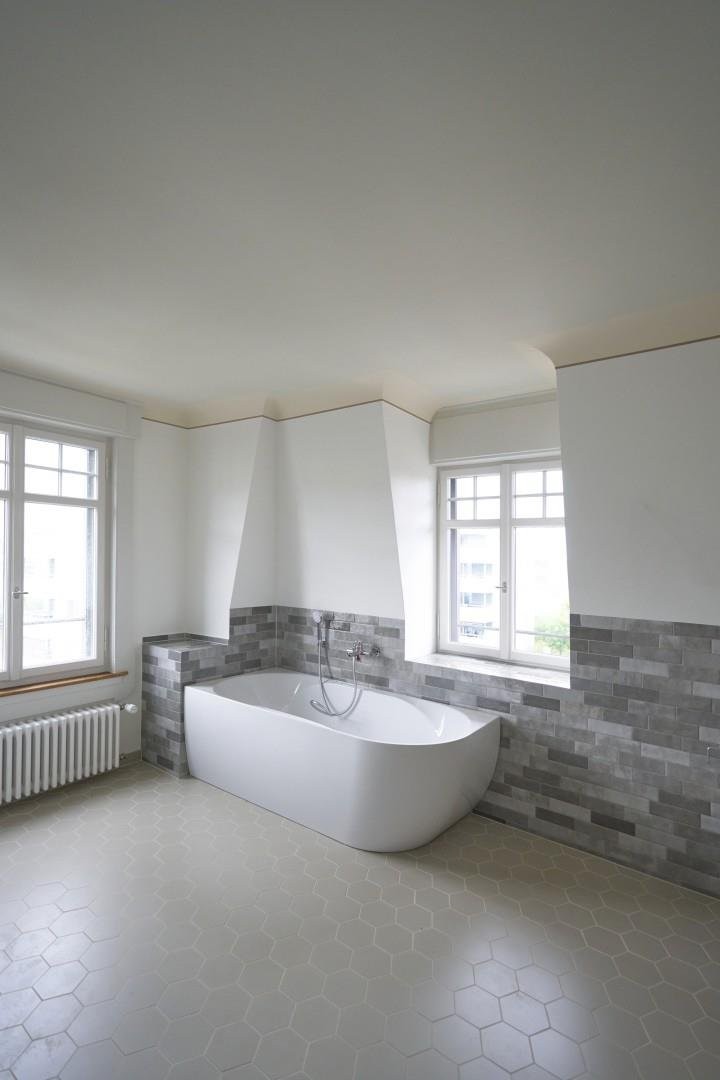 Badezimmer mit freistehender Wanne
