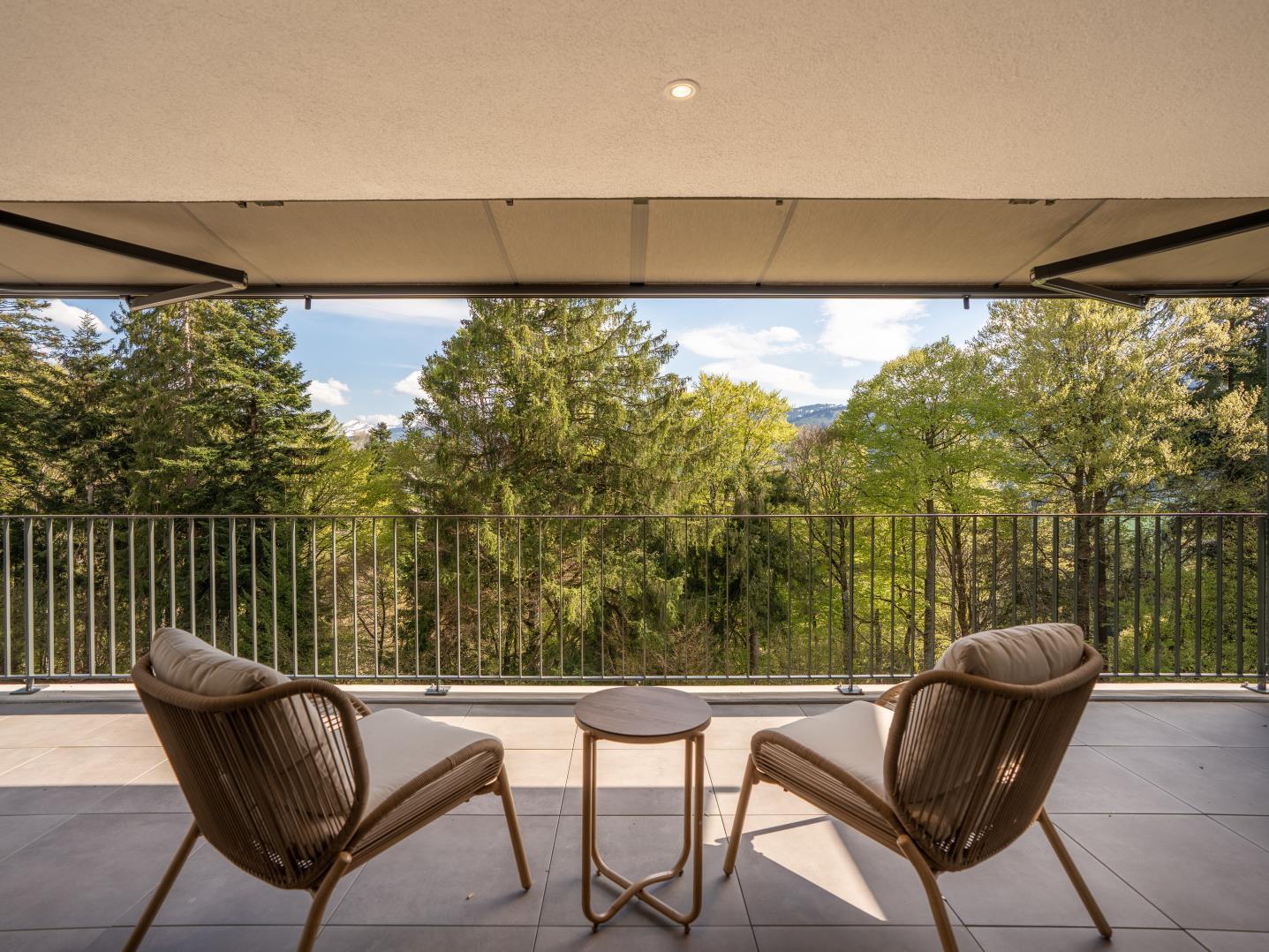 Überdachte Terrasse mit Blick ins Grüne