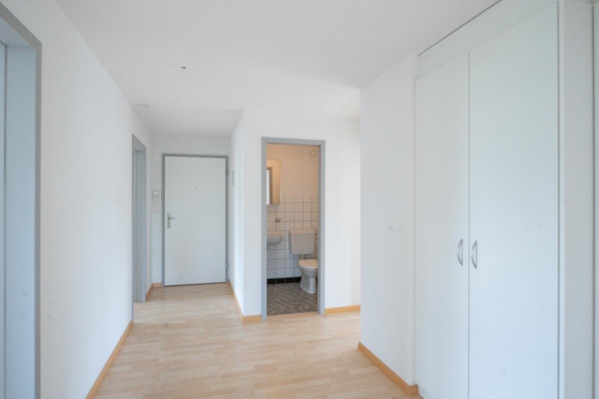 Heller Flur mit Blick ins WC