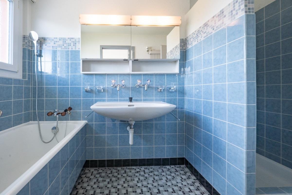 Badezimmer mit blauen Fliesen