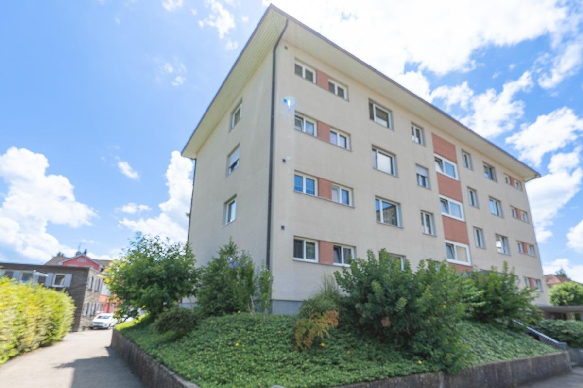 Mehrfamilienhaus mit begrüntem Umfeld
