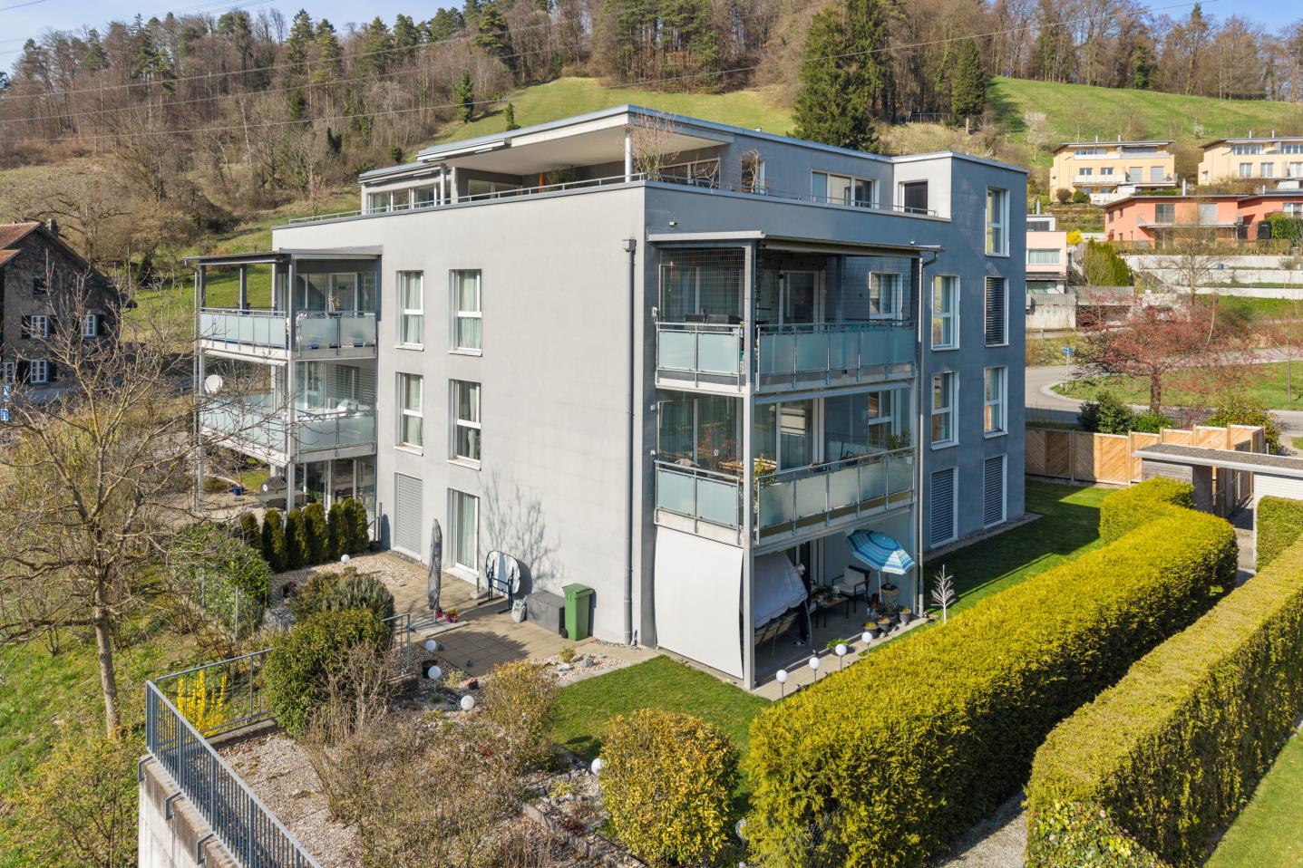 Moderne Wohnanlage mit Terrassen und Garten