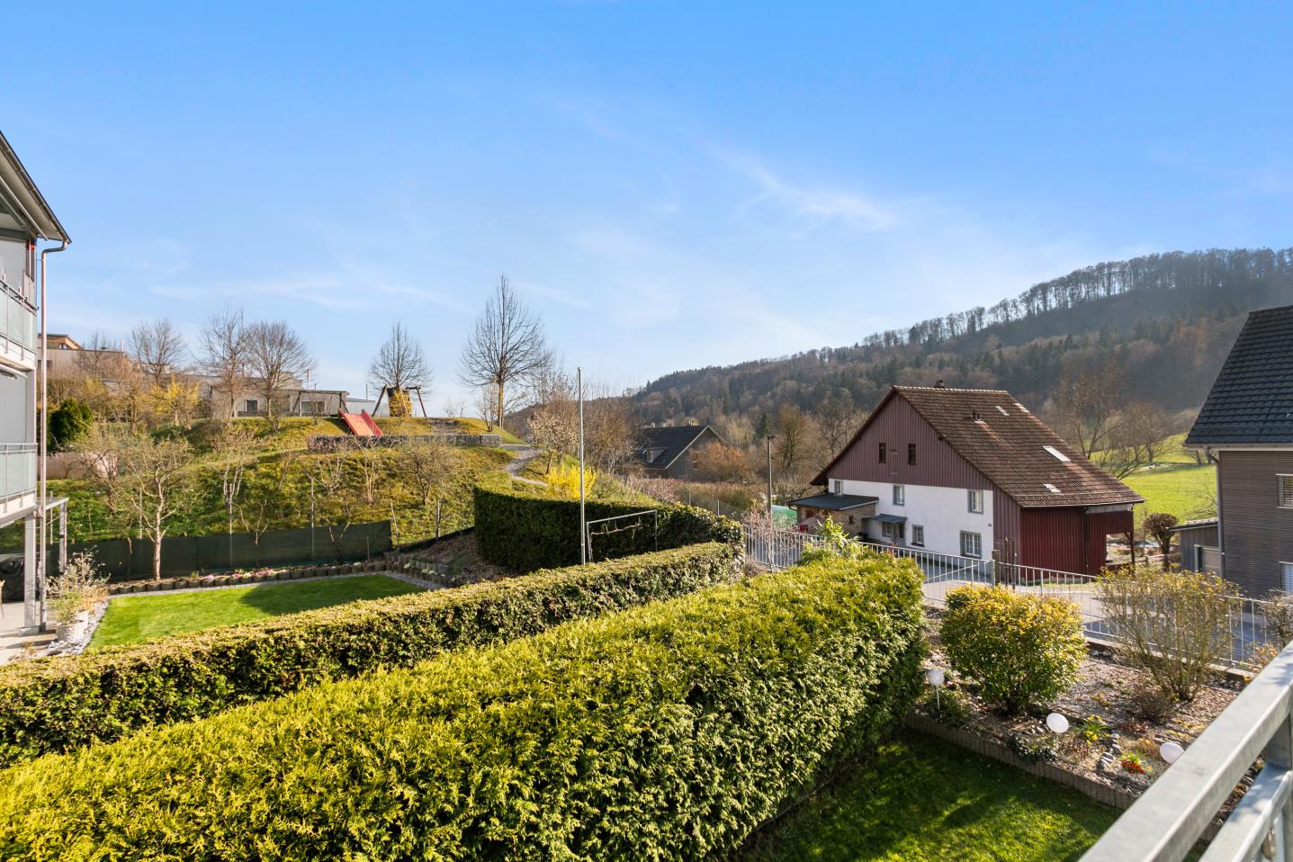 Blick vom Balkon auf Garten und Hügellandschaft