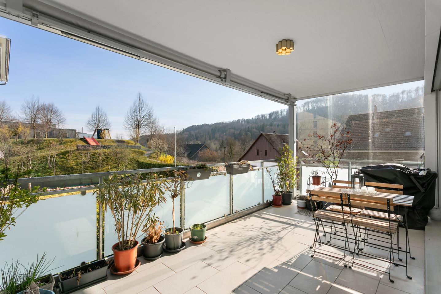 Überdachter Balkon mit Bergblick