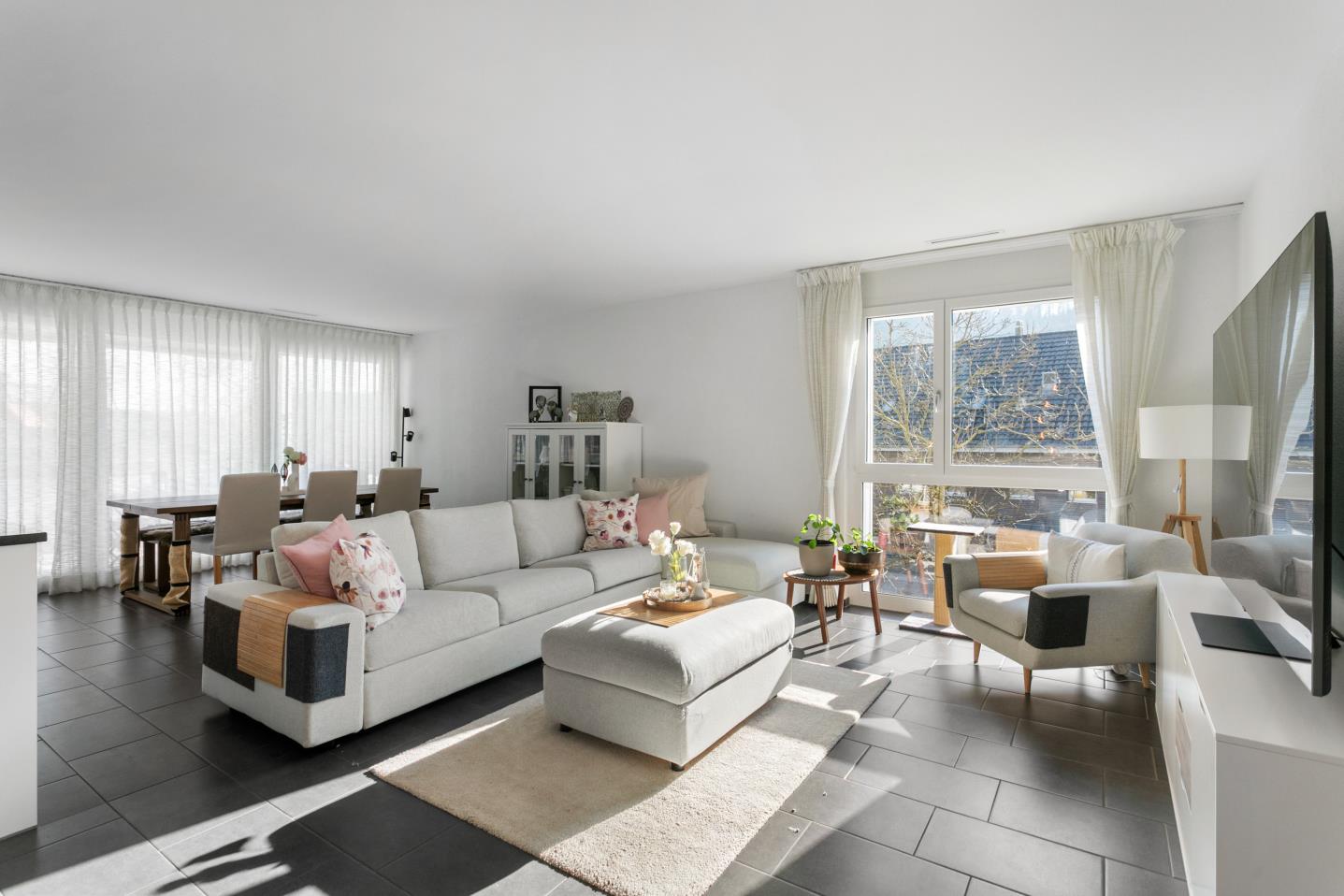 Helles, modernes Wohnzimmer mit Essbereich