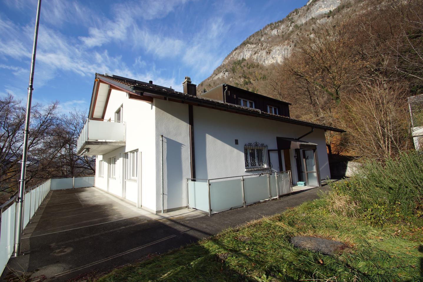 Außenansicht eines Hauses am Hang