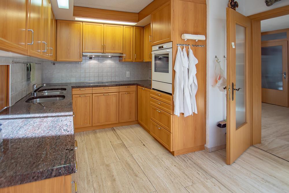 Helle Einbauküche mit Holzfronten