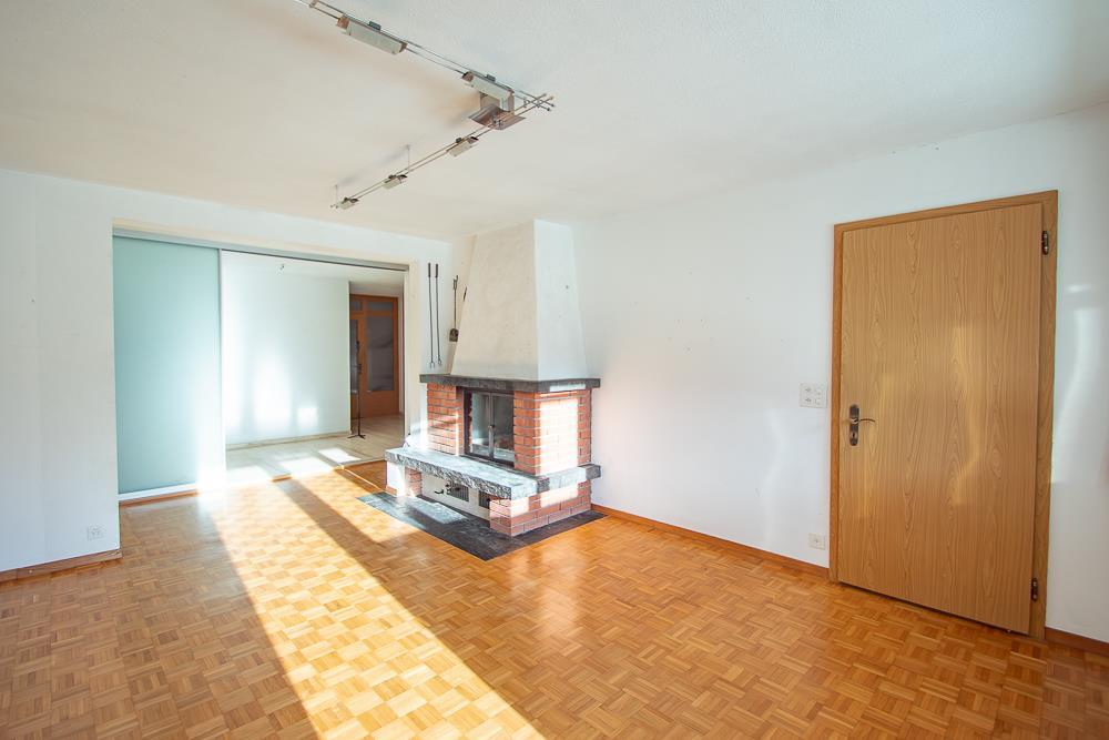 Wohnzimmer mit Kamin