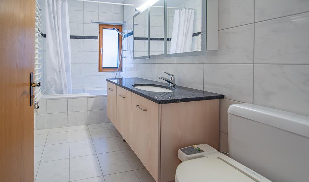 Modernes Badezimmer mit Badewanne und Waschtisch