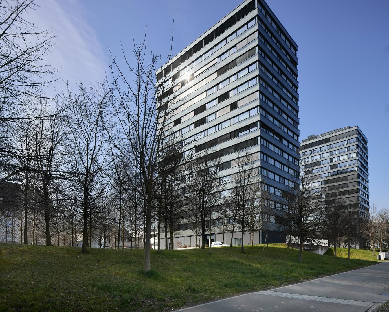 Moderne Hochhäuser in Grünanlage