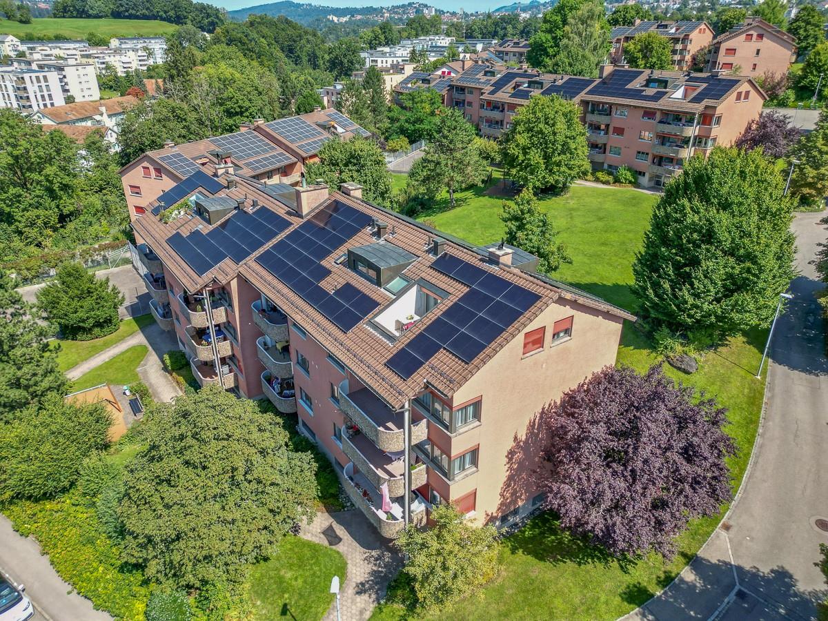 Luftaufnahme eines Wohngebäudes mit Solardächern