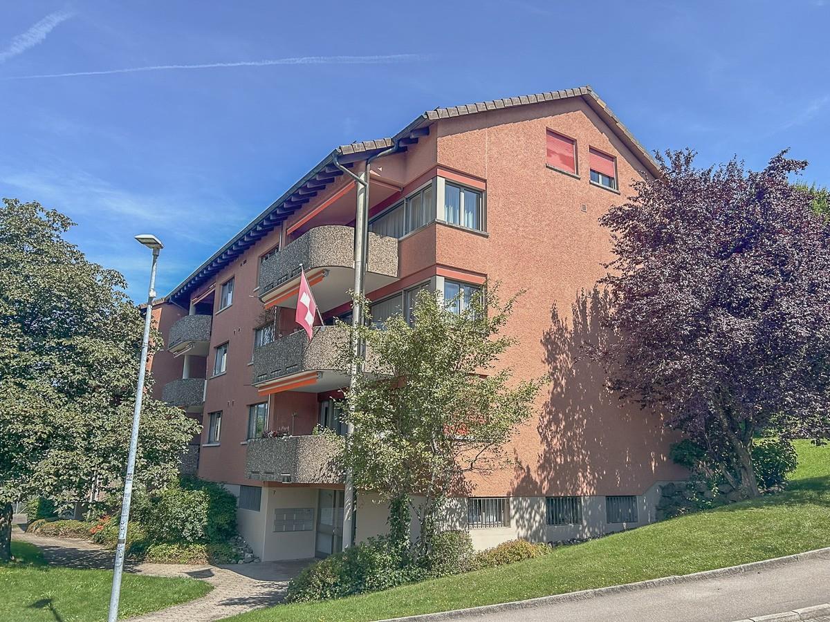 Mehrfamilienhaus mit Balkonen