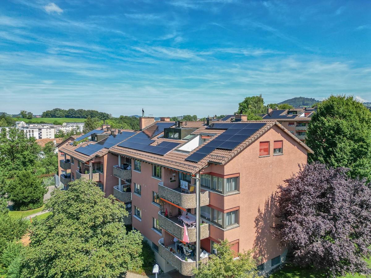 Wohnanlage mit Solardach in grüner Umgebung