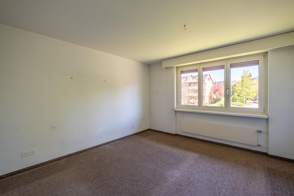 Leerer Wohnraum mit Fenster
