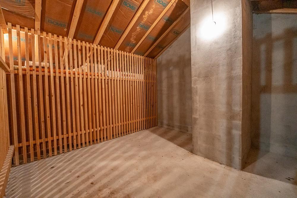 Unfertiger Dachboden- oder Abstellraum mit Holzlattung