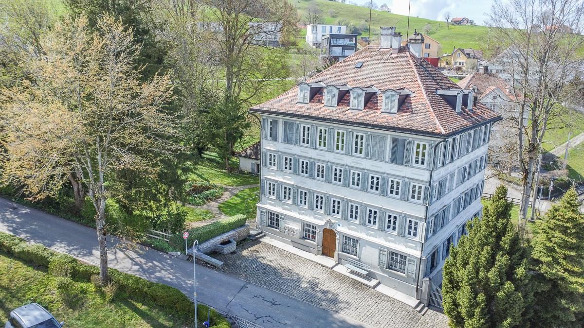 Historische Villa mit Walmdach und vielen Fensterläden