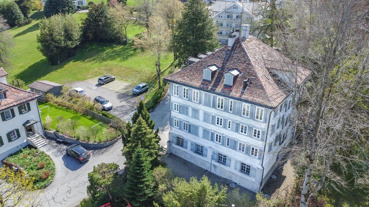 Luftaufnahme eines historischen Wohngebäudes mit Garten