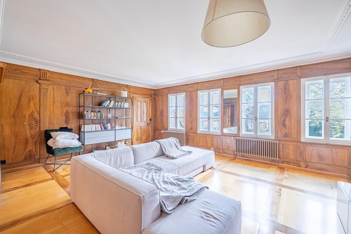 Wohnzimmer mit Holzvertäfelung