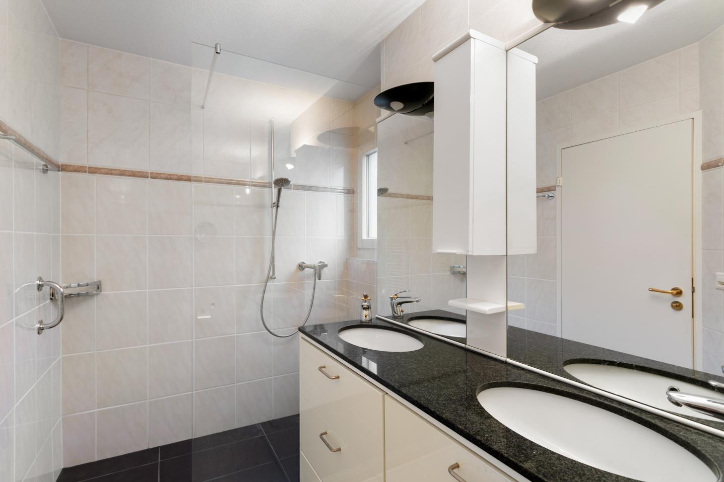 Modernes Badezimmer mit Dusche und Doppelwaschtisch
