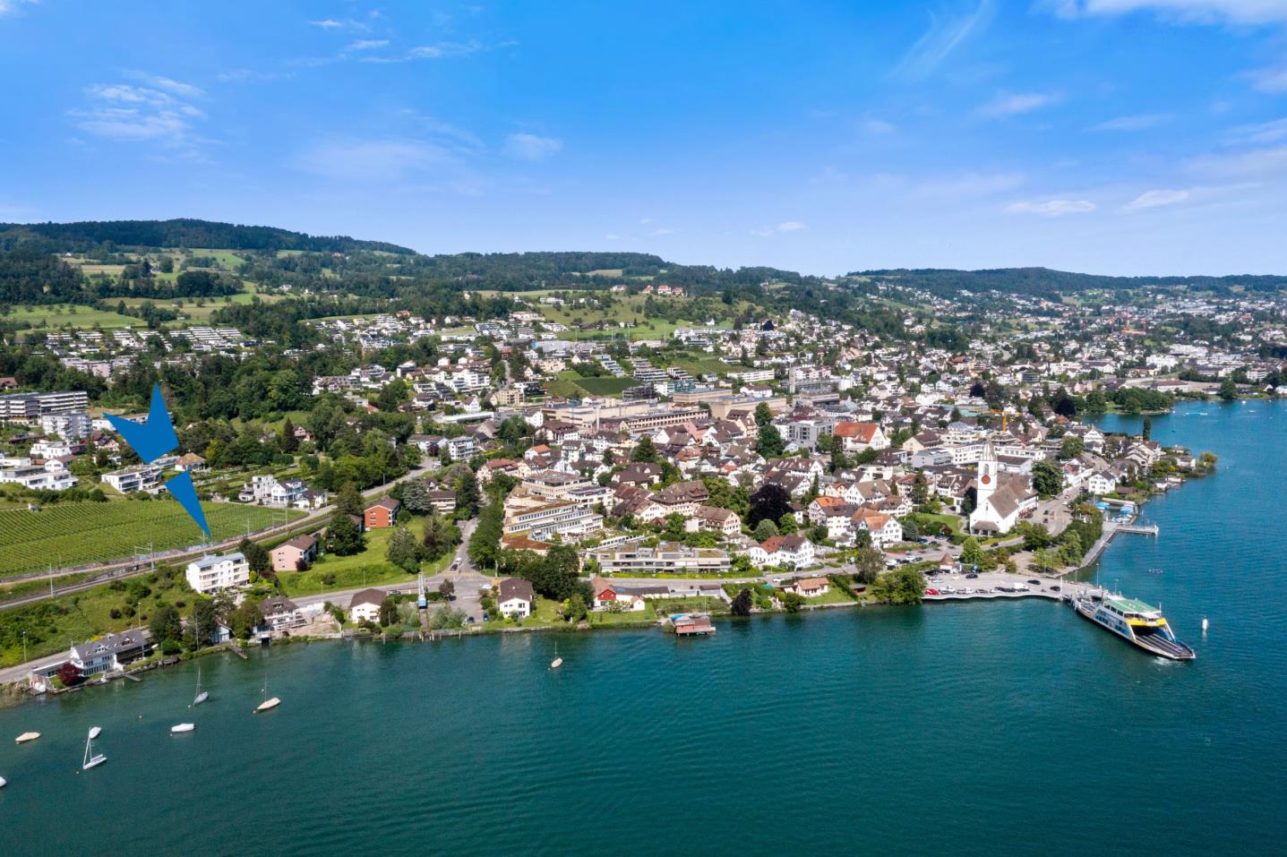 Luftaufnahme einer Seestadt mit Hafen