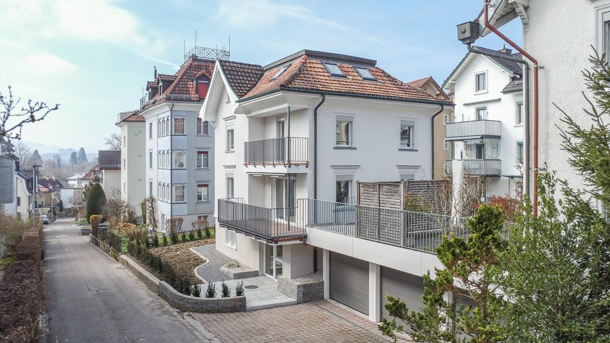 Mehrfamilienhaus mit Balkonen in ruhiger Wohnstraße