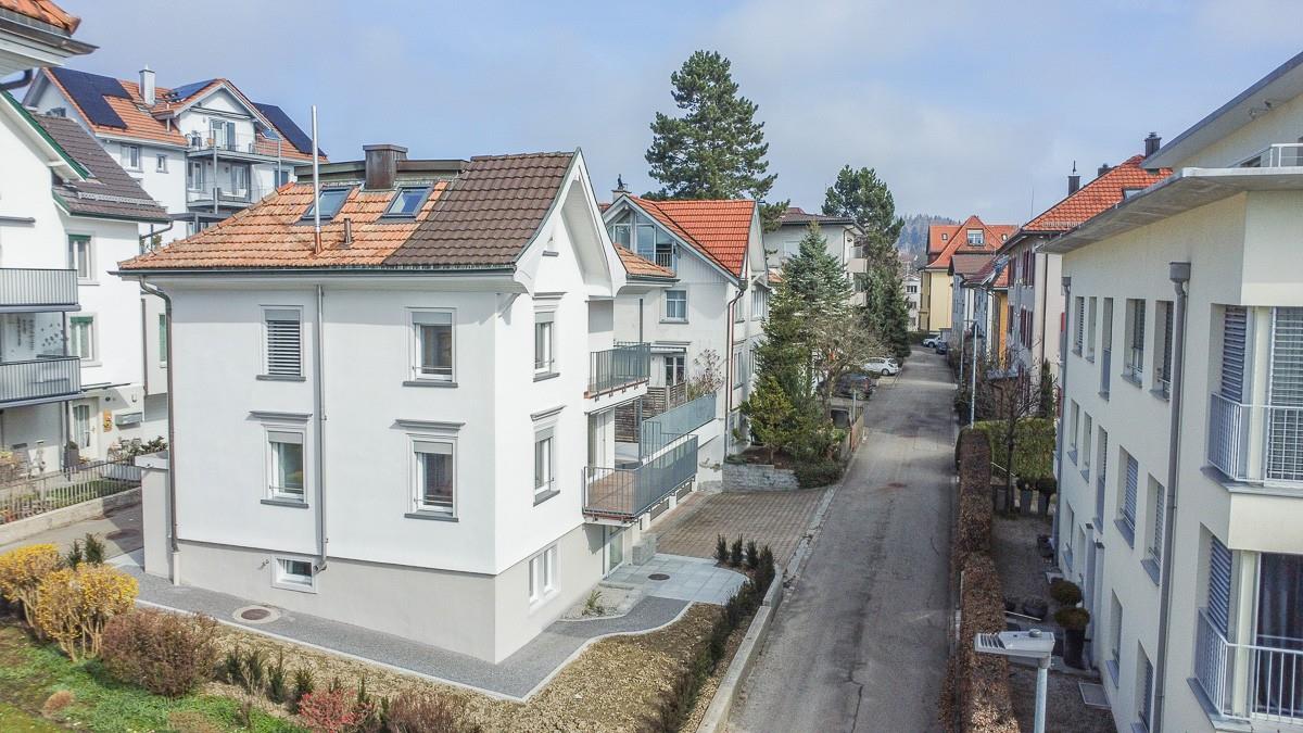 Wohnstraße mit freistehenden Wohnhäusern
