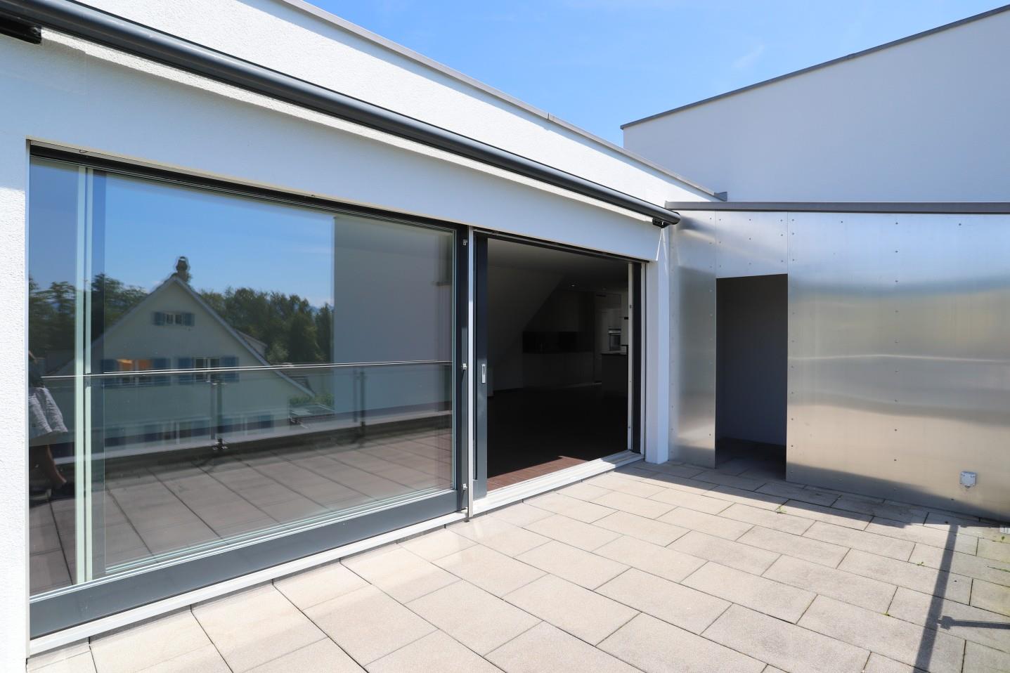 Dachterrasse mit großer Schiebetür