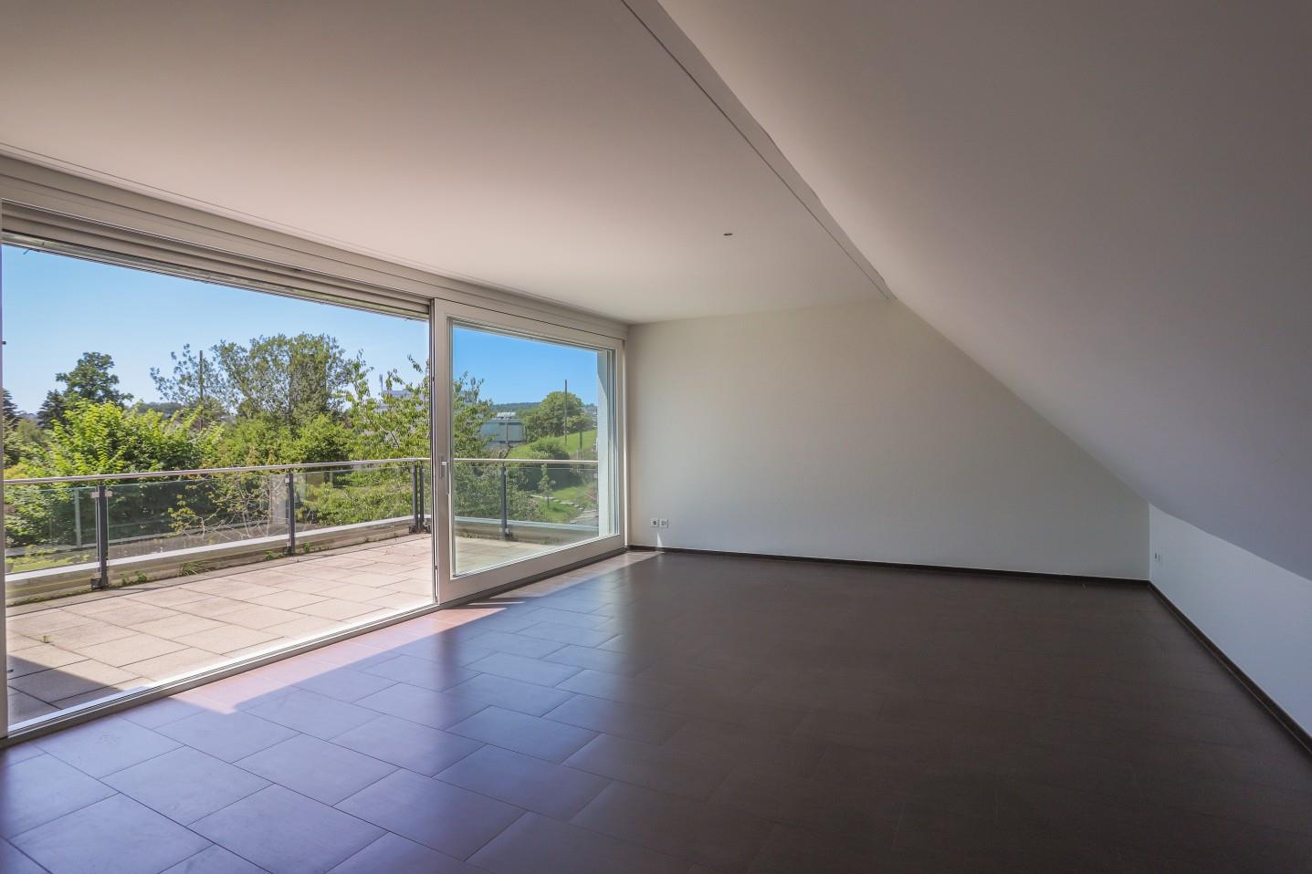Leerer Dachraum mit großer Terrassenfront