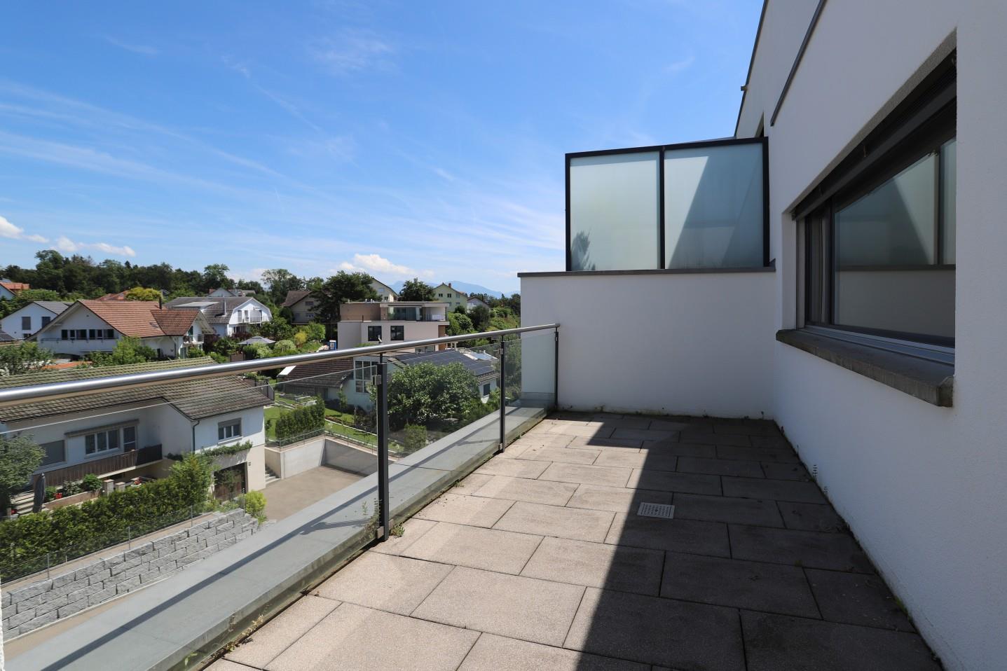 Balkon mit Glasgeländer und Ausblick