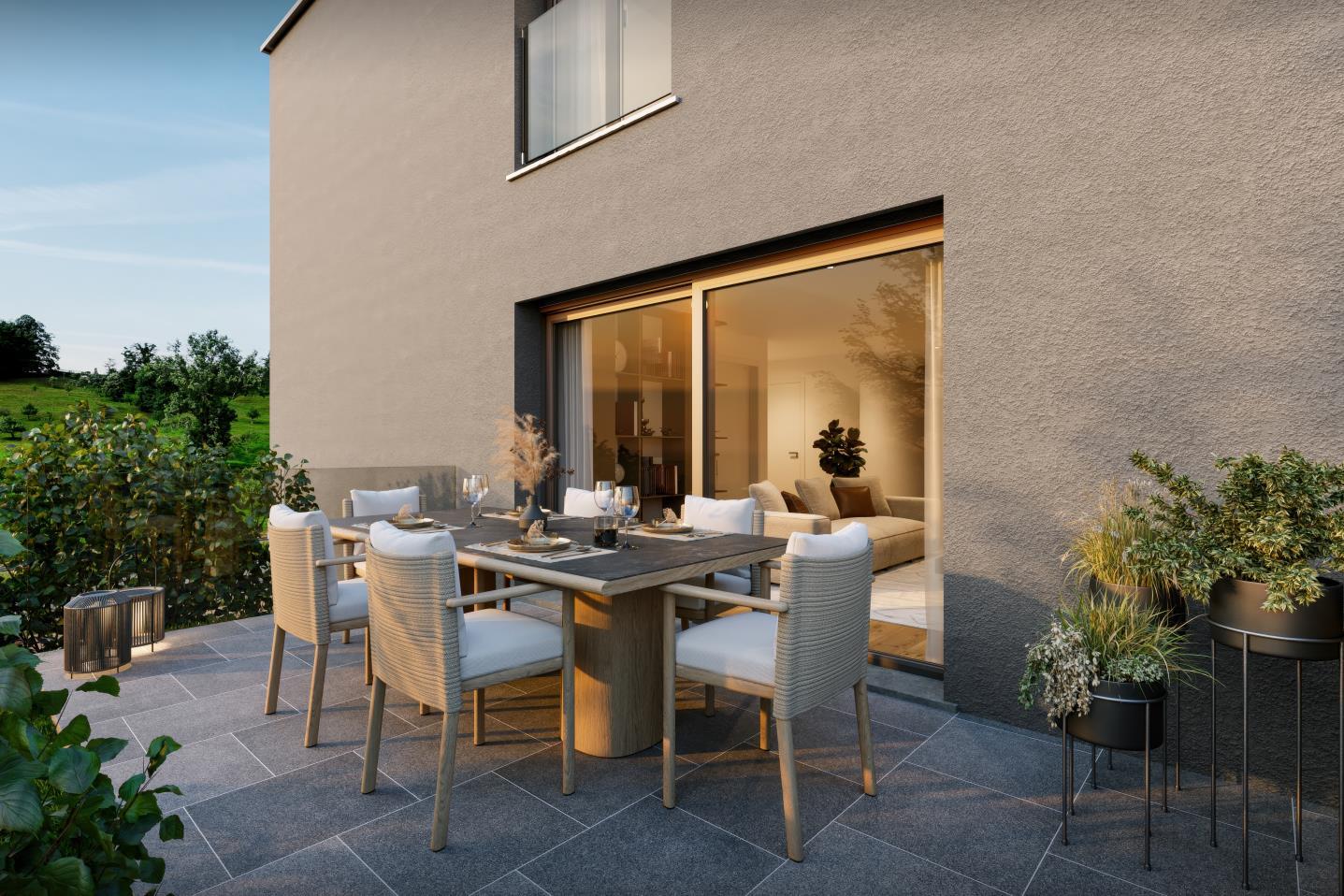 Terrasse mit Essbereich am Haus