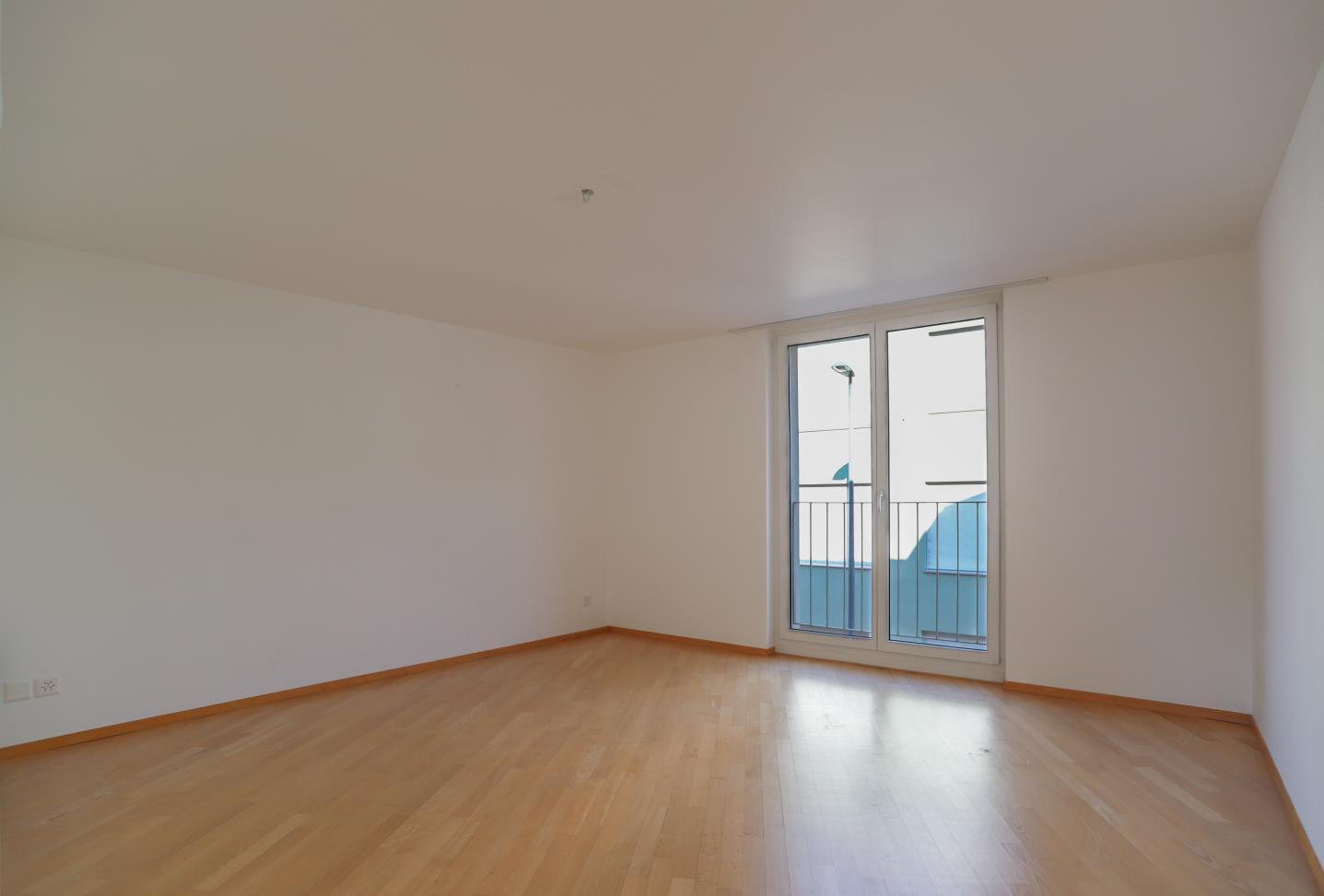 Leerer heller Wohnraum mit Balkonfenster