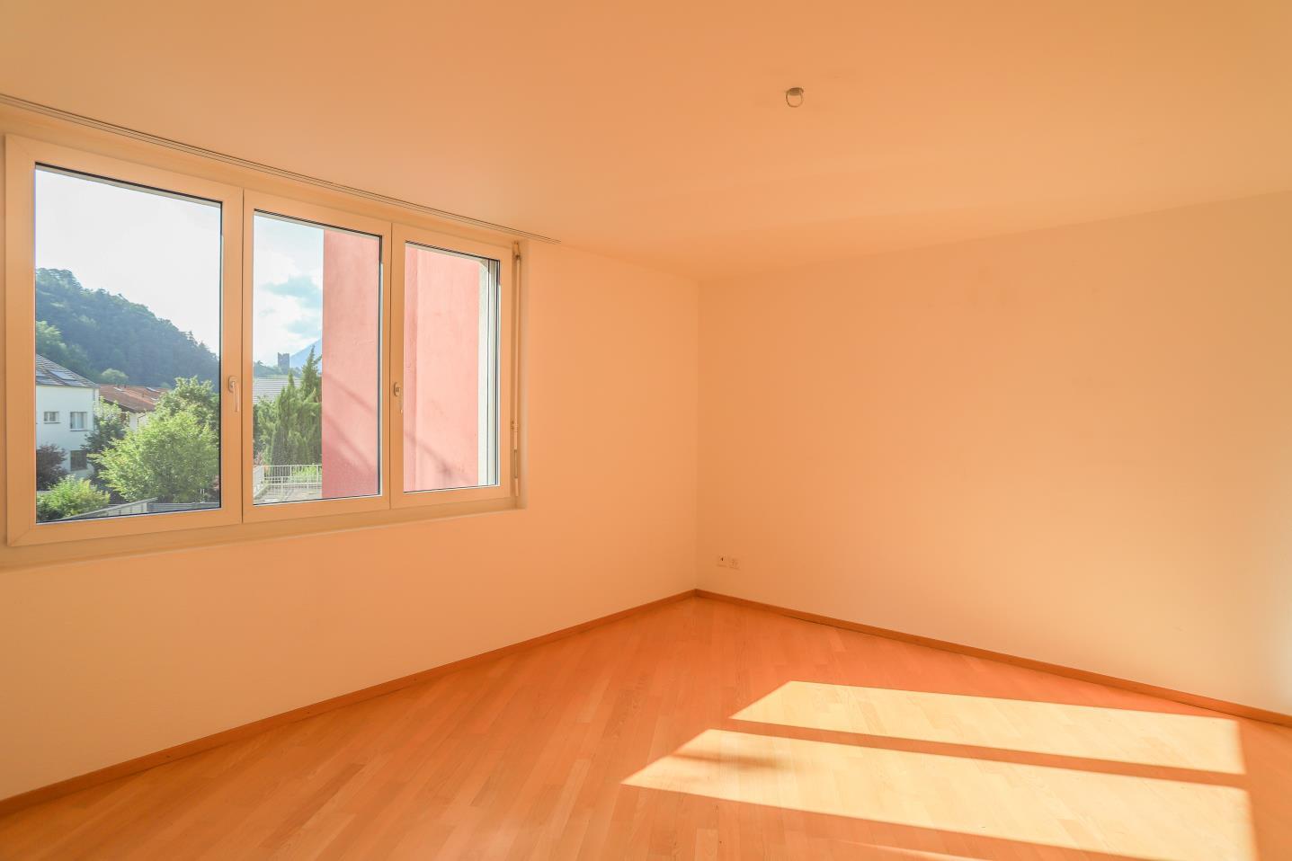 Heller leerer Wohnraum mit großem Fenster