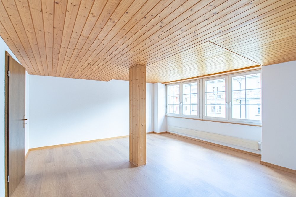 Heller leerer Wohnraum mit Holzdecke