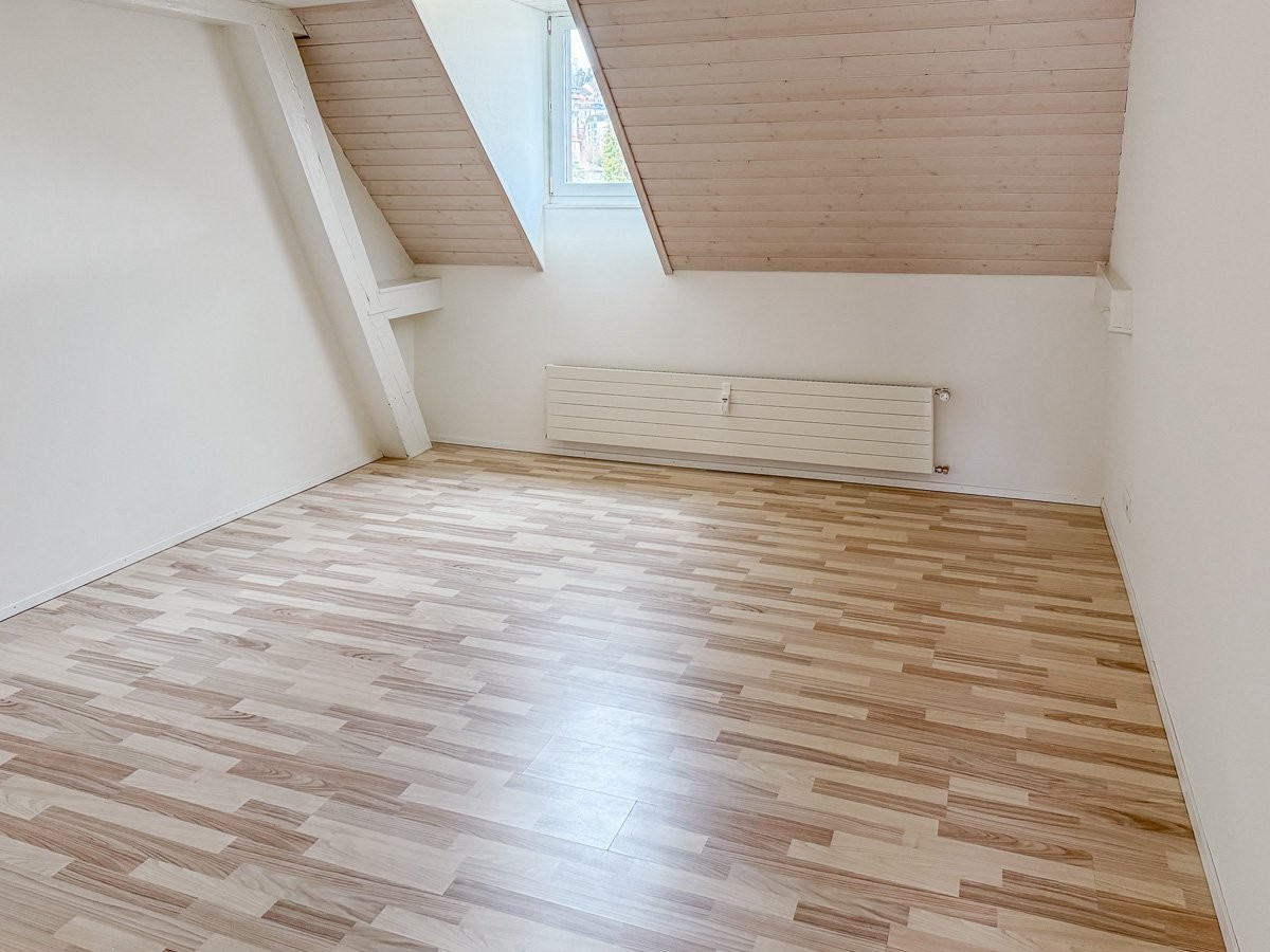 Heller Dachraum mit Laminatboden