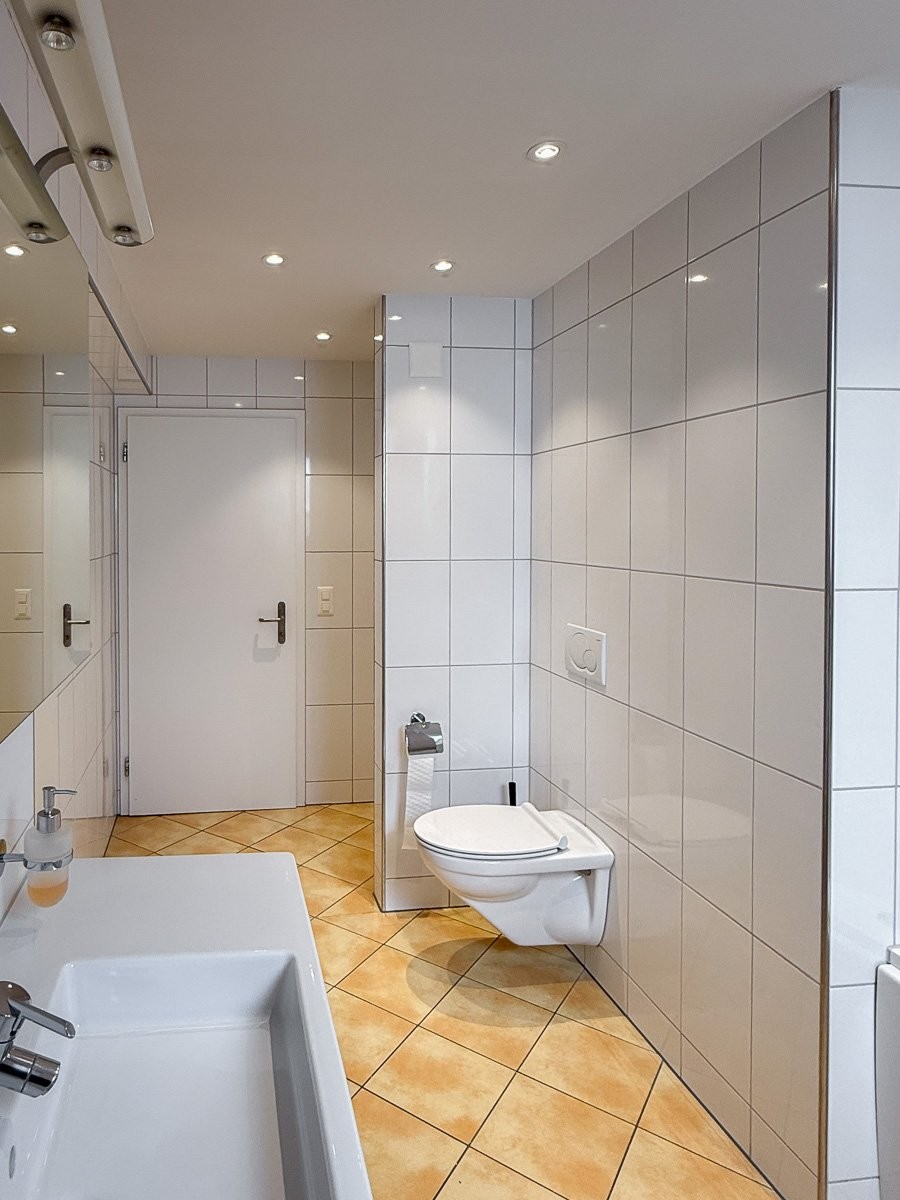 Modernes Badezimmer mit WC und Badewanne