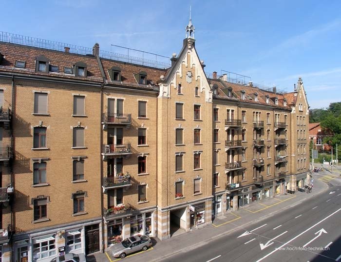 Straßenansicht eines historischen Mehrfamilienhauses