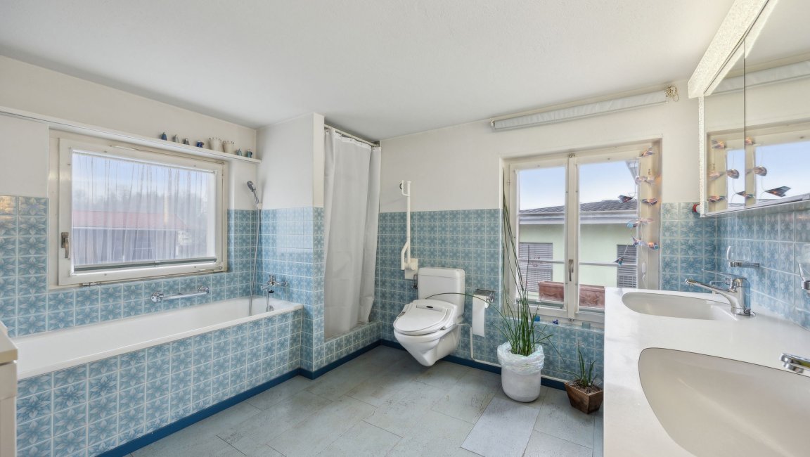 Helles Badezimmer mit Badewanne, WC und Waschtisch