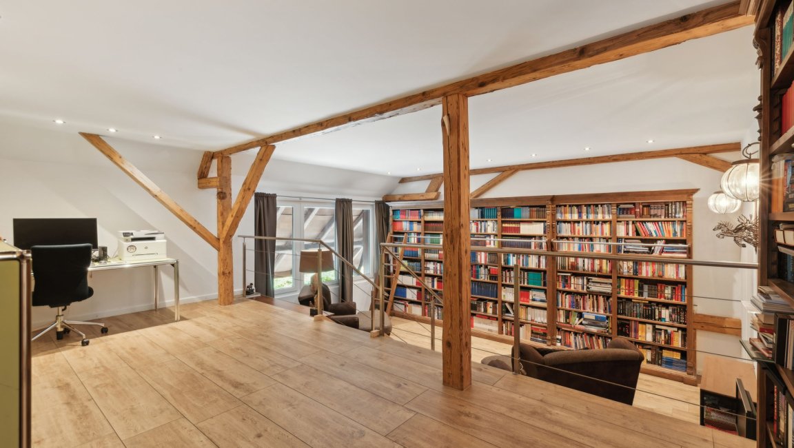 Galerie mit Bibliothekswand und Arbeitsbereich