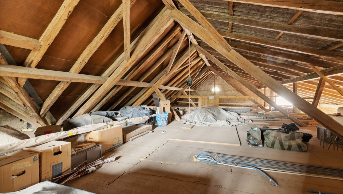 Dachboden mit Holzbalken im Umbau