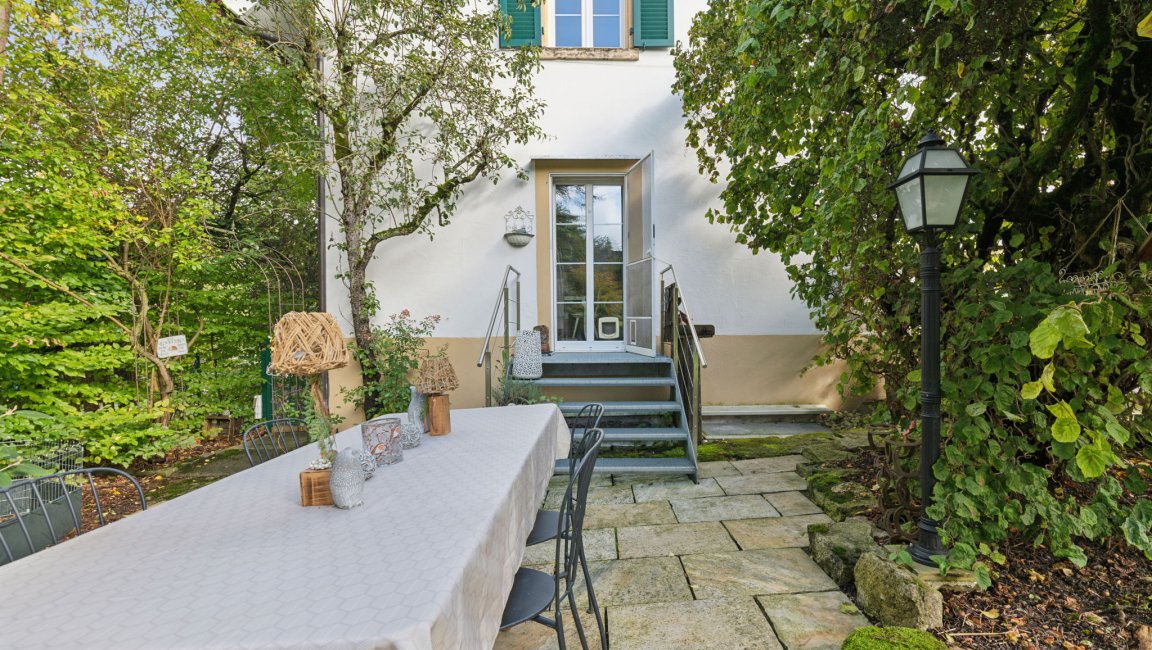 Gartenbereich vor dem Hauseingang mit Sitzplatz
