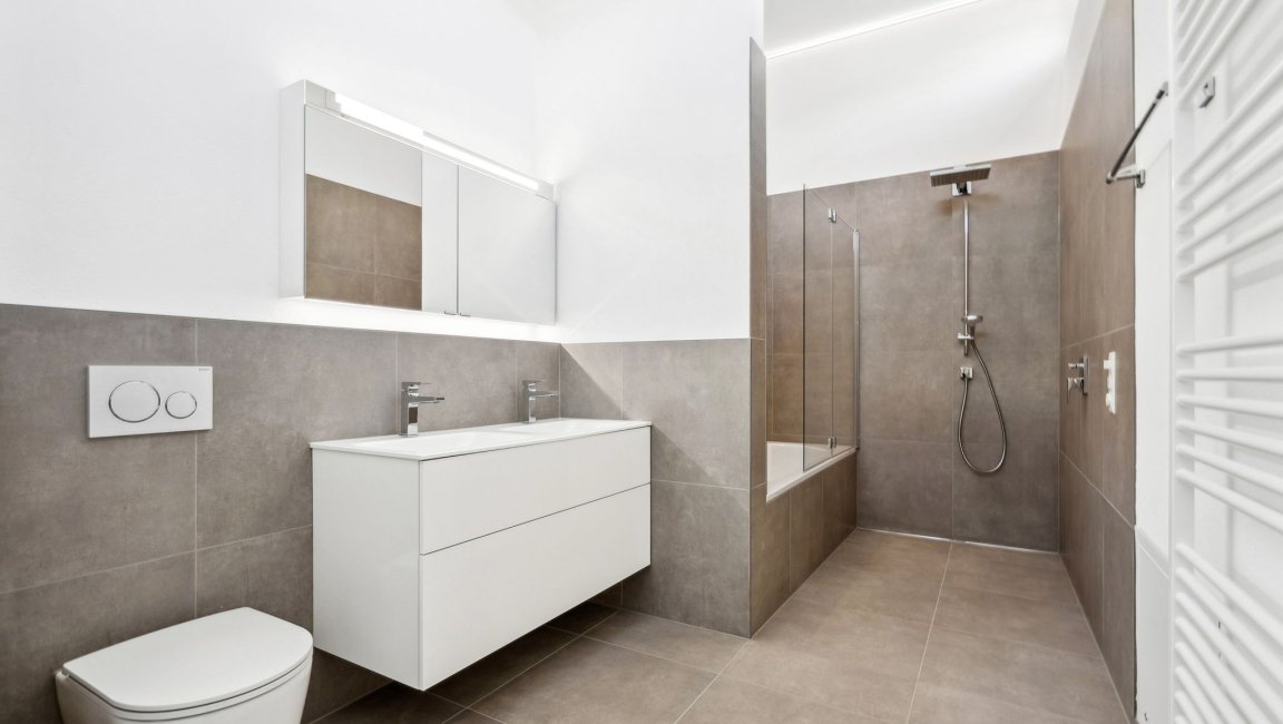 Modernes Badezimmer mit Dusche und Waschtisch