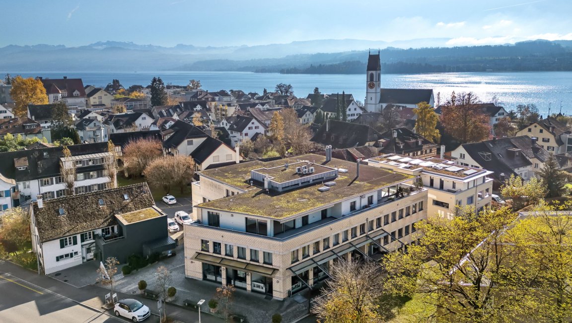 Seeblick über eine Wohnsiedlung