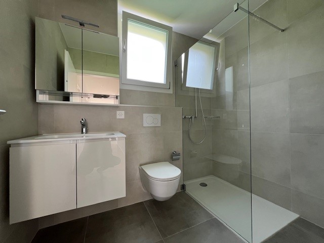 Modernes Badezimmer mit bodengleicher Dusche