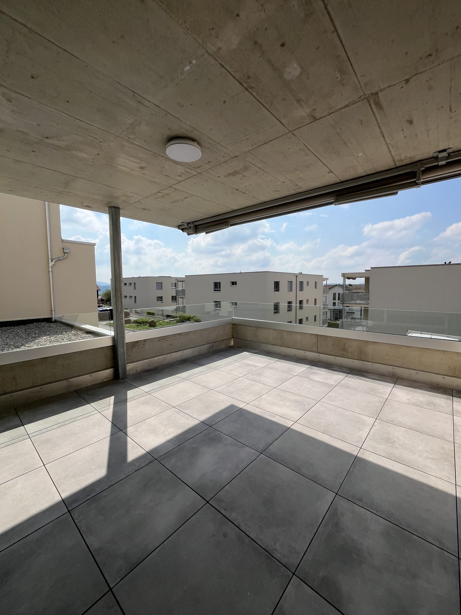 Moderne Dachterrasse mit Glasgeländer