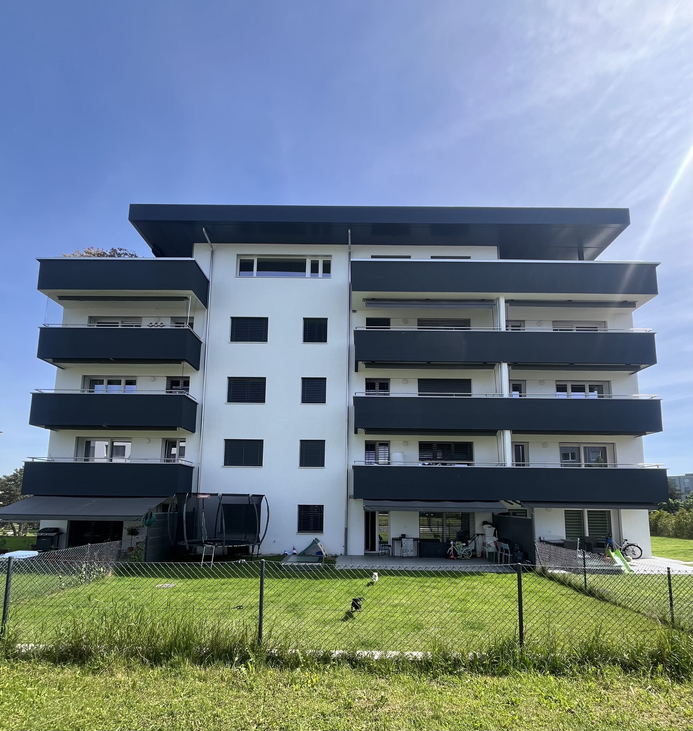 Modernes Mehrfamilienhaus mit Balkonen