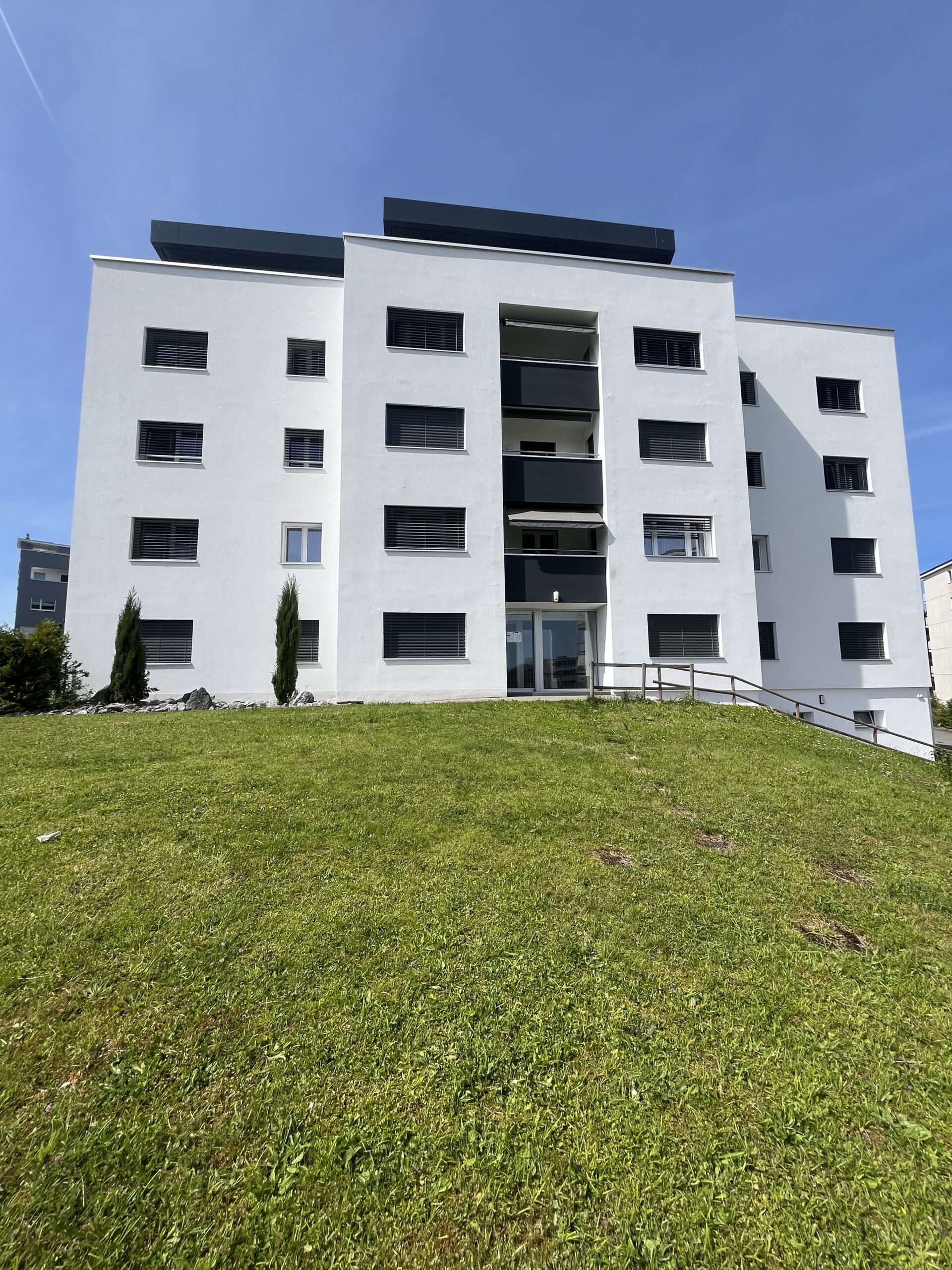Mehrfamilienhaus mit weißer Fassade