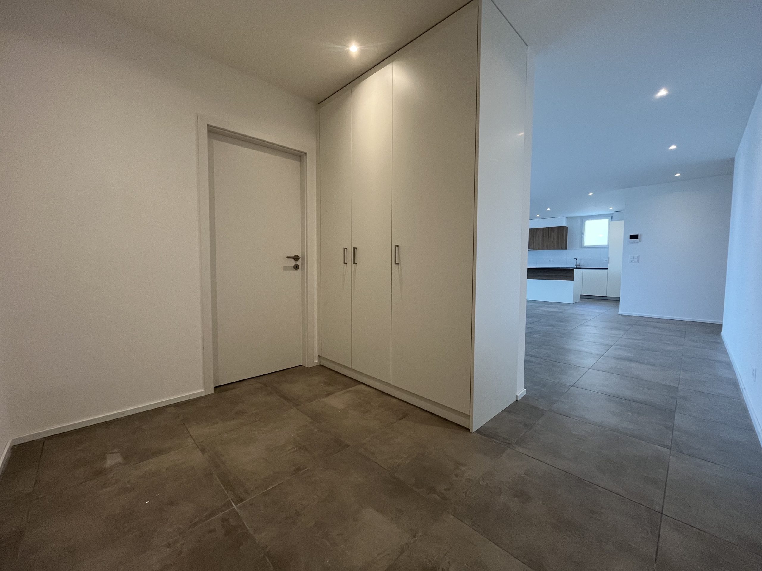 Heller Eingangsbereich mit Einbauschrank