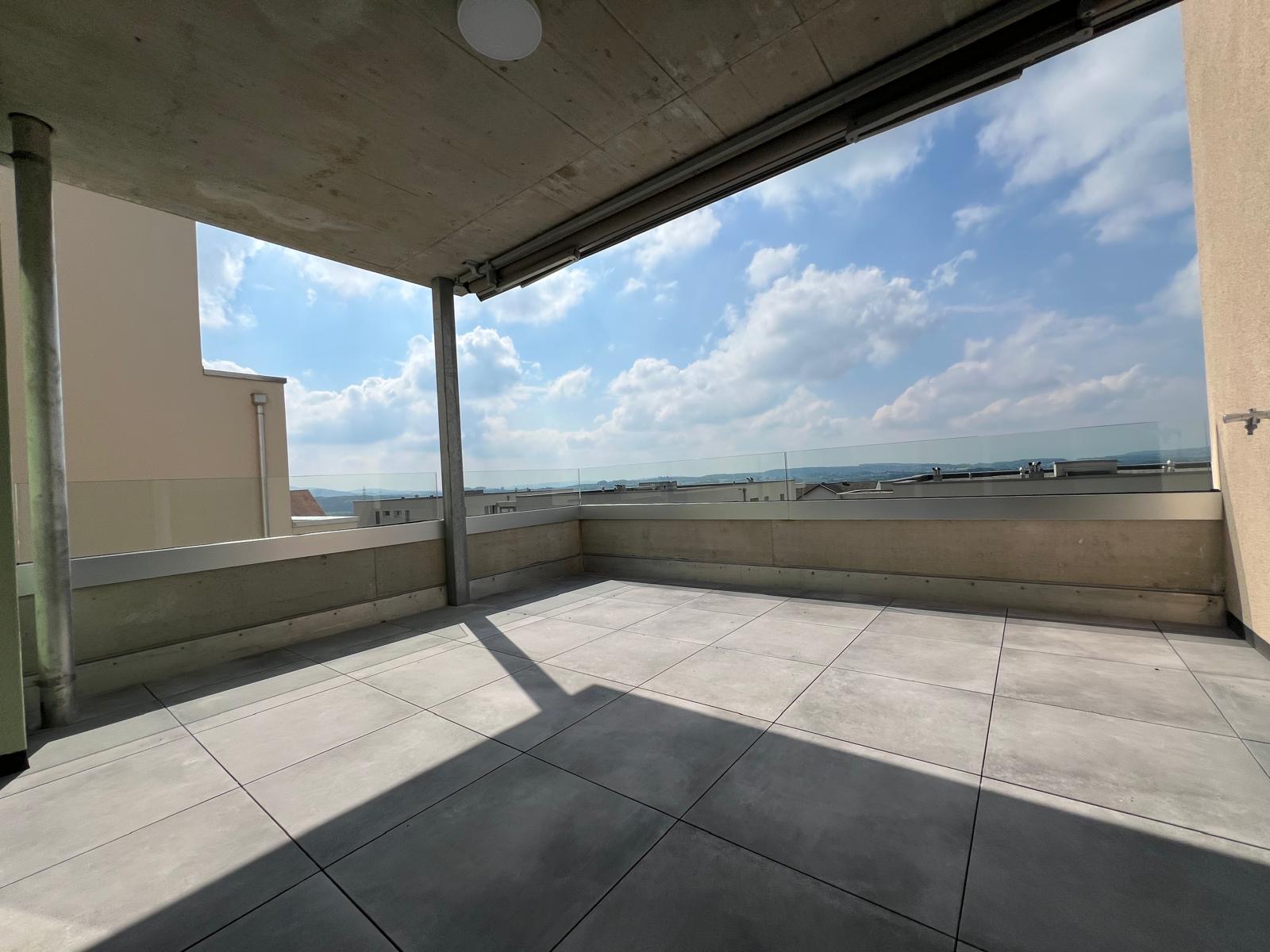 Überdachte Dachterrasse mit Panoramablick