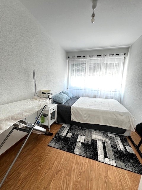 Kleines Schlafzimmer mit Bett und Fenster